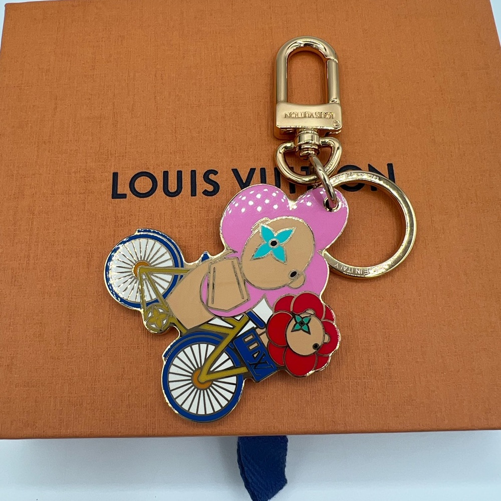 Louis Vuitton rare vivene key charm in box 😍